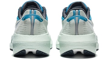 Shop Saucony Triumph 21 減震輕便 低筒 跑步鞋 女款 灰色
