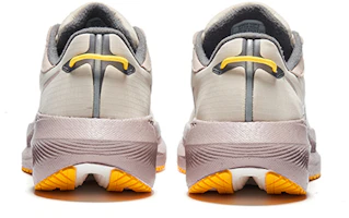 Shop Saucony Triumph 21 RUNSHIELD 旗艦級輕量緩震跑鞋 減震防滑 低筒 跑步鞋 女款 卡其色