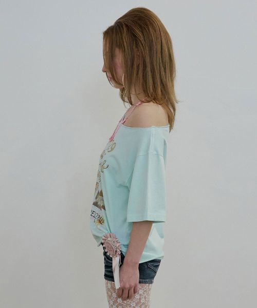 Lookbook (W) Camiseta SCULPTOR Healing Off-Shoulder en Azul Bebé SC26S210BL
