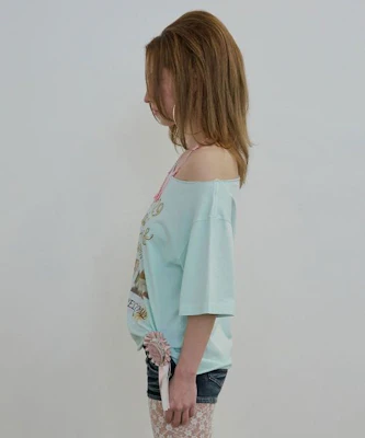 (W) Camiseta SCULPTOR Healing Off-Shoulder en Azul Bebé SC26S210BL Lookbook (W) Camiseta SCULPTOR Healing Off-Shoulder en Azul Bebé SC26S210BL