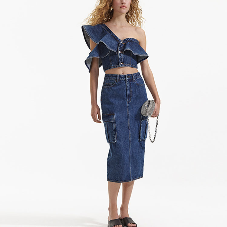 Lookbook (W) Self-Portrait Denim Biru Atas Beralun Asimetri Crop. SWF352C04100