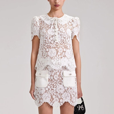 (W) Self-Portrait 蕾絲花卉蝴蝶結領白色短袖上衣 SWF343C00800 Lookbook (W) Self-Portrait 蕾絲花卉蝴蝶結領白色短袖上衣 SWF343C00800