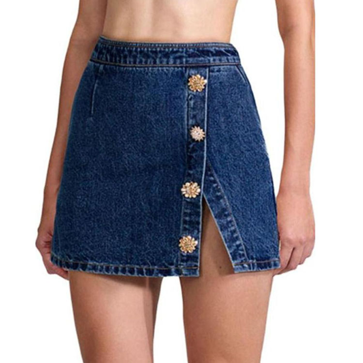 Lookbook (W) 셀프 포트레이트 단추 디테일 데님 미니 스커트. SWF342Q01700