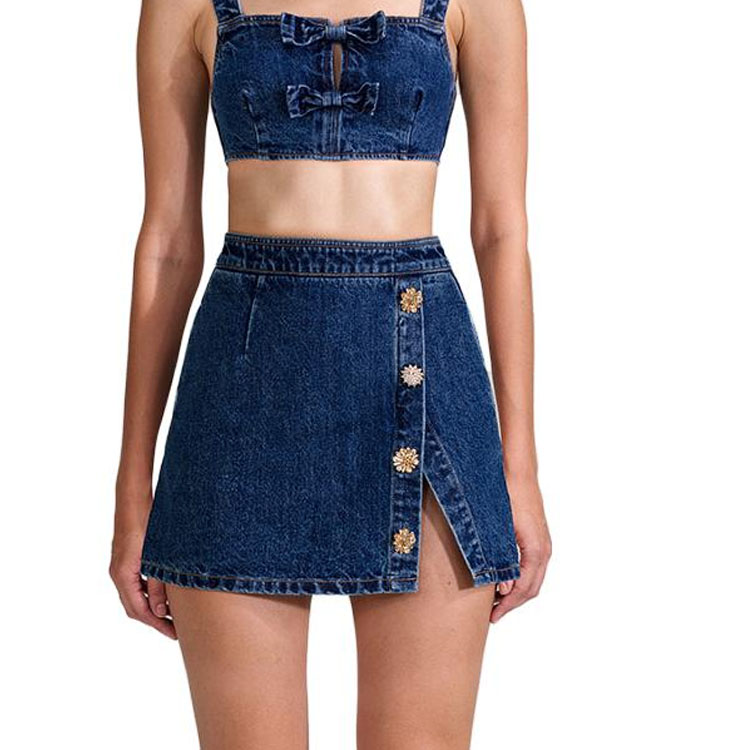 Shop (W) 셀프 포트레이트 단추 디테일 데님 미니 스커트. SWF342Q01700