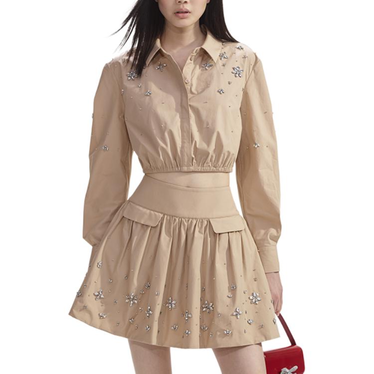 Lookbook (W) Self-Portrait 女裝卡其色泡泡袖襯衫搭配水鑽領飾。 SWF353C00300