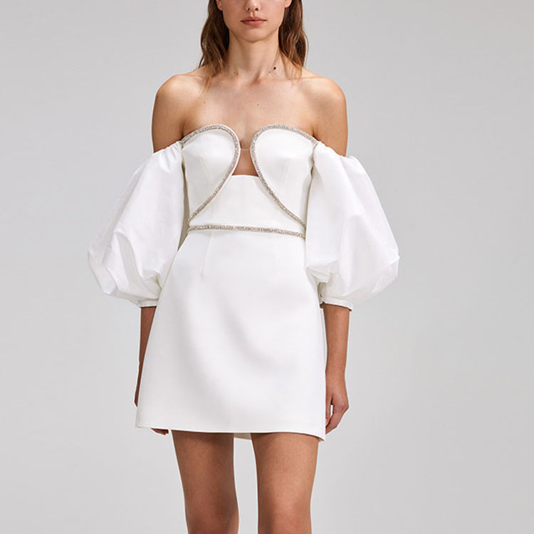 Lookbook (W) Vestido corto con mangas abullonadas y corazón de strass, colección SS23 Self-Portrait. SWF342Y20900