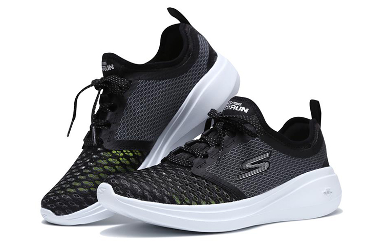 Lookbook Skechers Go Run Fast 輕質低筒跑步鞋 女款 黑白色