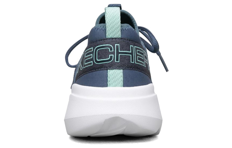 Shop Skechers Go Run Fast 女士運動鞋 藍白色