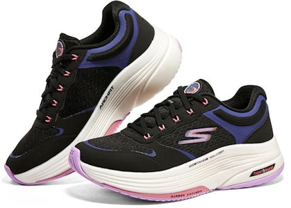 Skechers Go Walk Distance Walker 防滑耐磨 低筒 運動休閒鞋 女款 黑色 Lookbook Skechers Go Walk Distance Walker 防滑耐磨 低筒 運動休閒鞋 女款 黑色