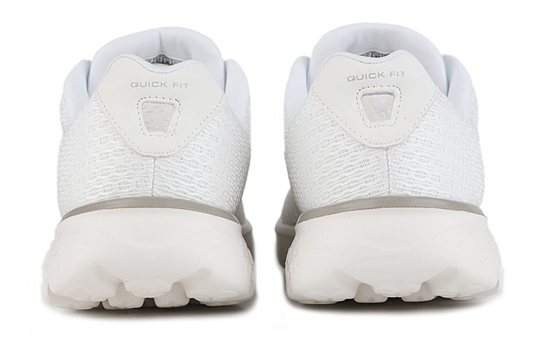 Shop Skechers 舒適輕便 低筒跑步鞋 女款 乳白色