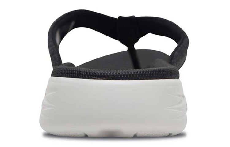 Shop Skechers On-The-Go 600 輕質緩震夾腳拖鞋 女款 黑白色