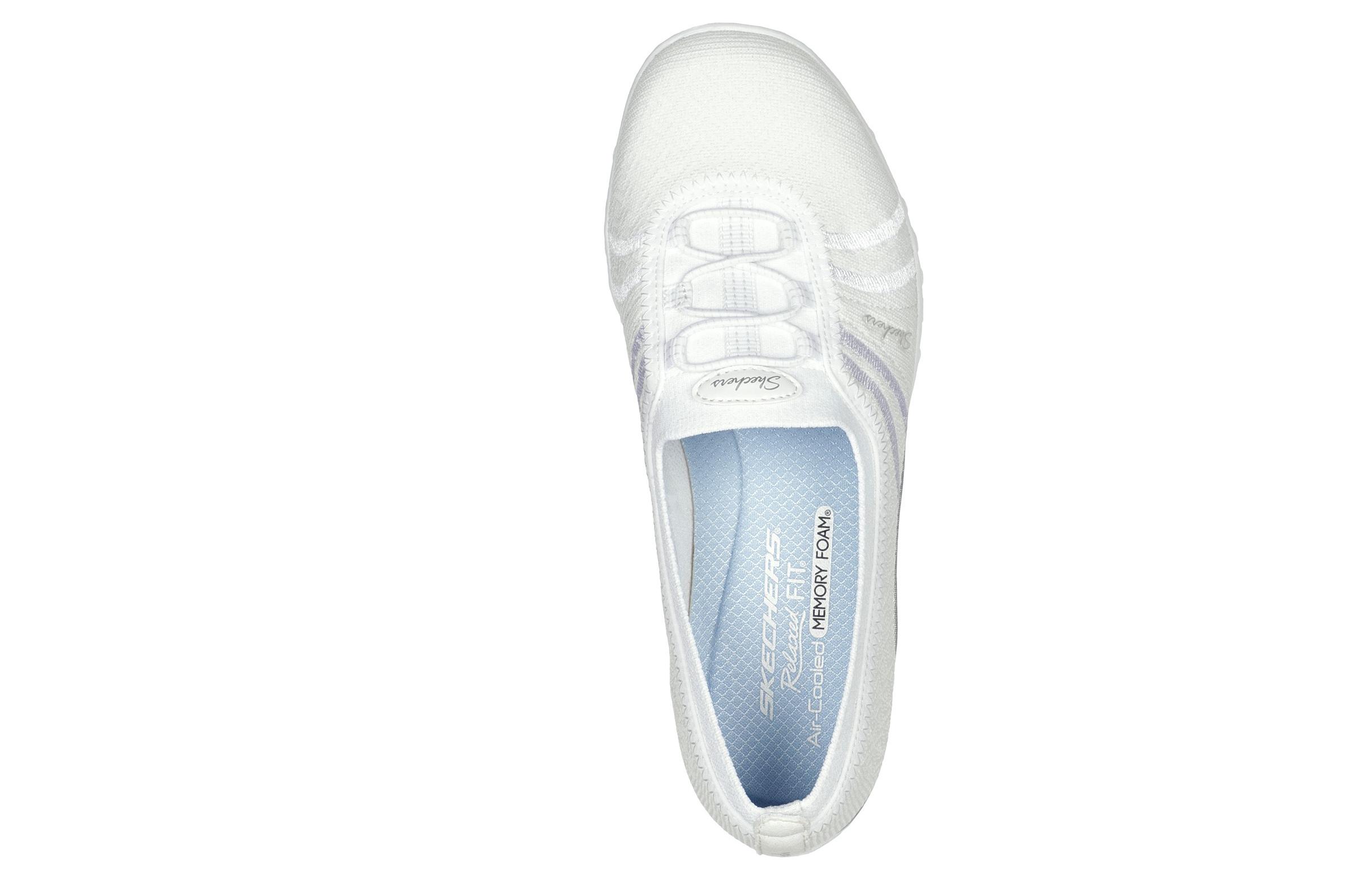 Lookbook Skechers 舒適隨性系列：轻松呼吸-簡單愉悅 女款鞋 白色
