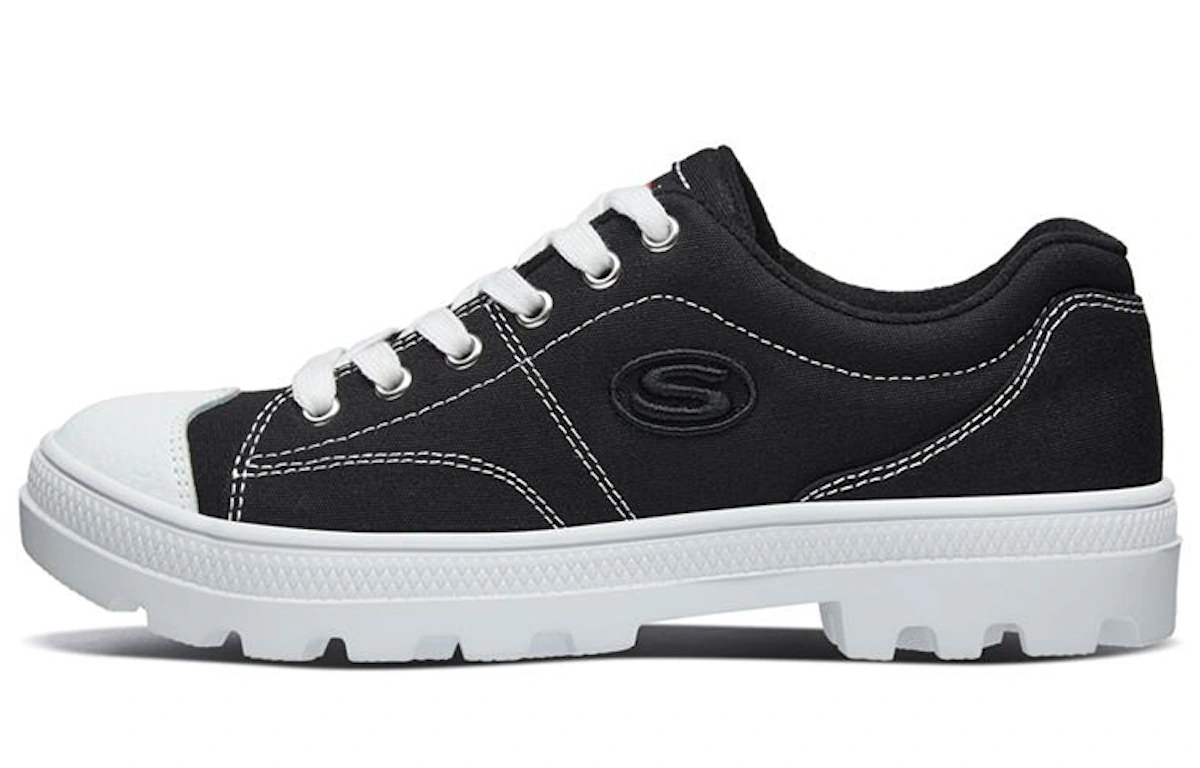 (Women) Skechers Roadies Low-Top Sneakers Black