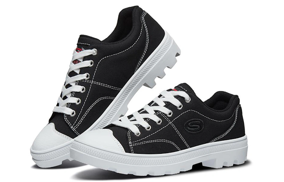 (Women) Skechers Roadies Low-Top Sneakers Black