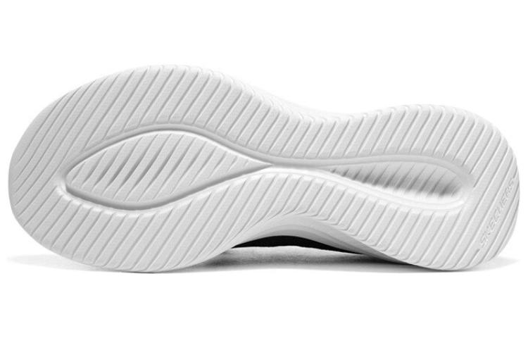 Shop Skechers 閃穿科技 減震防滑耐磨 低筒 運動休閒鞋 女款 黑白色