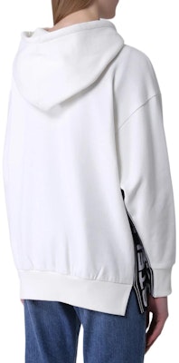 (W) Stella McCartney Hoodie Putih dengan Cetakan Huruf Patchwork. 601851SMP84-9250 Purchase (W) Stella McCartney Hoodie Putih dengan Cetakan Huruf Patchwork. 601851SMP84-9250