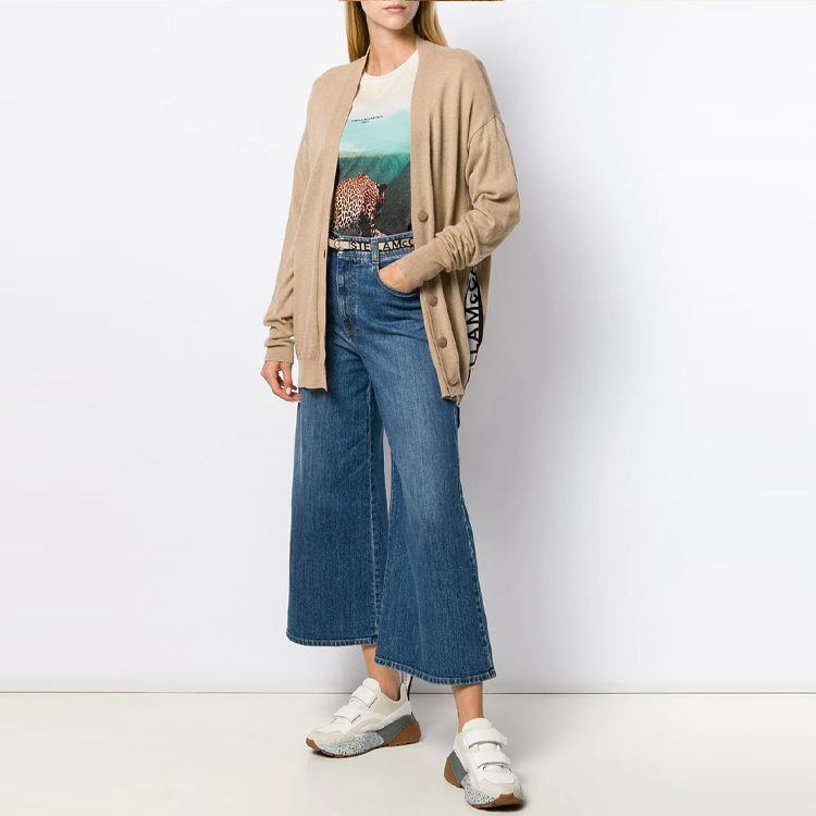 Lookbook (W) 스텔라 매카트니 사이드 지퍼 레터 가디건 스웨터 베이지. 600362S2152-2742