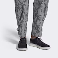 Sizing 愛迪達 Pureboost 女款訓練鞋 S. 黑白