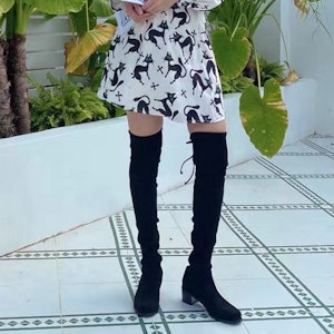 (W) Stuart Weitzman But Hitam Klasik Suede Bertumit Tinggi Atas Lutut. MIDLANDSUEDESTRBLACK Sizing (W) Stuart Weitzman But Hitam Klasik Suede Bertumit Tinggi Atas Lutut. MIDLANDSUEDESTRBLACK