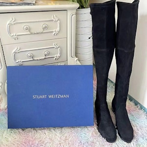 (W) Stuart Weitzman But Hitam Klasik Suede Bertumit Tinggi Atas Lutut. MIDLANDSUEDESTRBLACK 1
