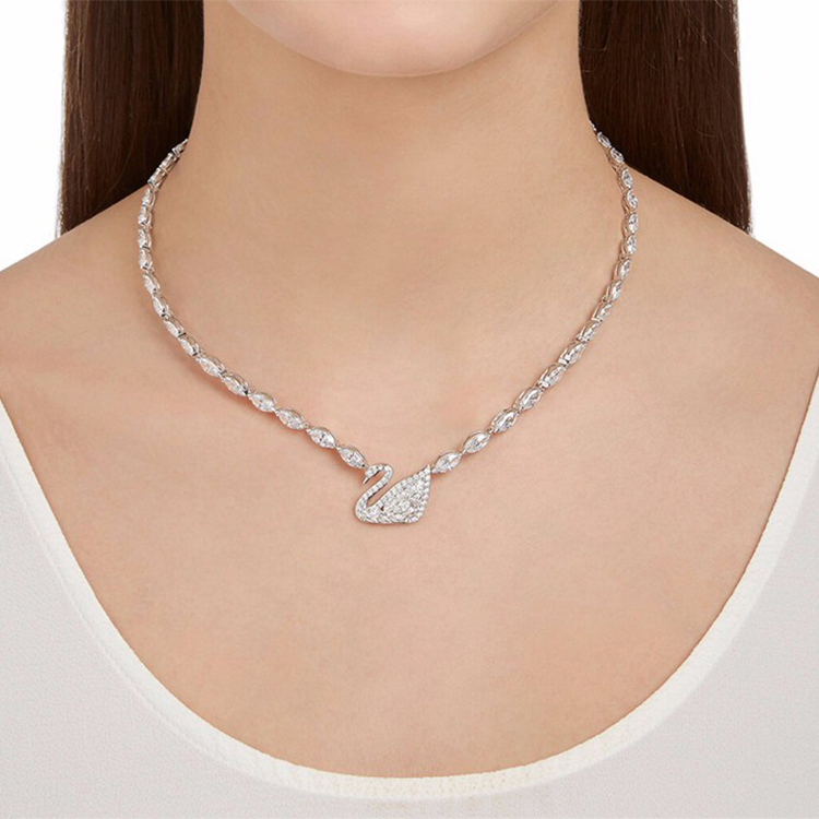 (Women) Swarovski Swan Around Necklace Small Silver for Women 5240581 圖 4