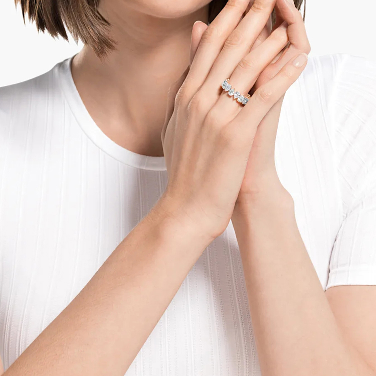 Purchase (W) 施華洛世奇維托雷玫瑰金鍍層梨形戒指，專為女性設計。 5585425