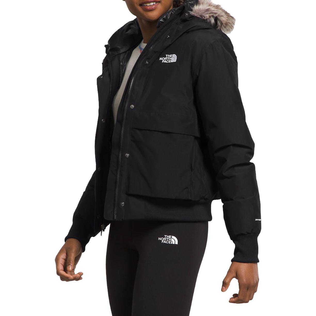 Lookbook (W) The North Face 北面 Arctic Bomber 連帽羽絨外套 黑色款 帶標誌。 NF0A84IY-JK3