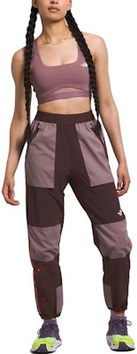 (W) 北面中腰修身煤棕色运动裤 NF0A84L2-O64 Lookbook (W) 北面中腰修身煤棕色运动裤 NF0A84L2-O64