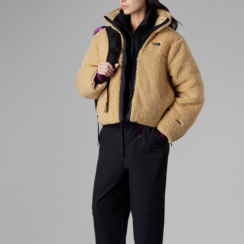 Lookbook (W) Chaqueta Reversible Impermeable de Plumas The North Face Color Caqui. NF0A83QG-LK5