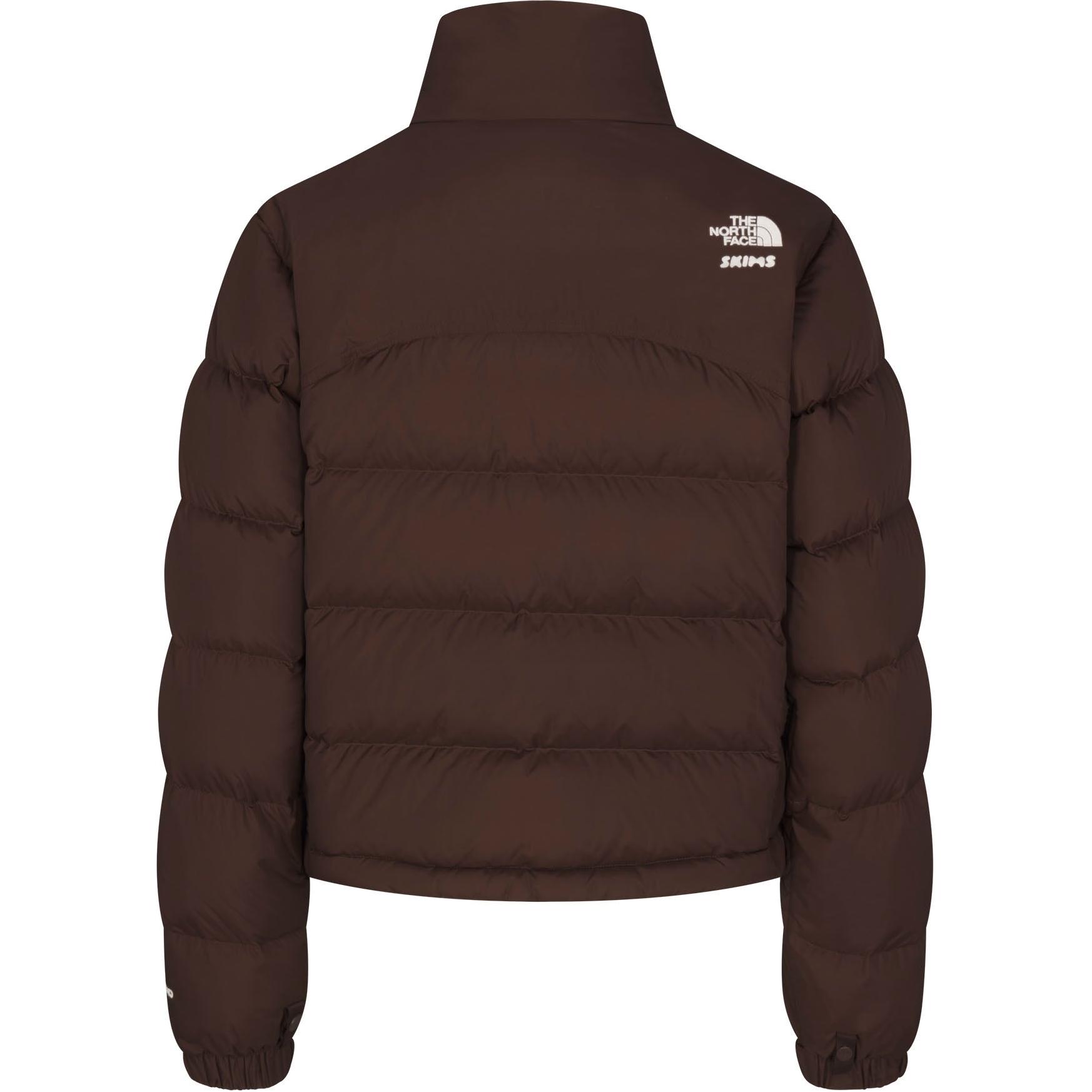 Lookbook (W) The North Face x Skims FW24 Chaqueta de Esquí Nuptse Marrón. NFOA82Z5-I3U