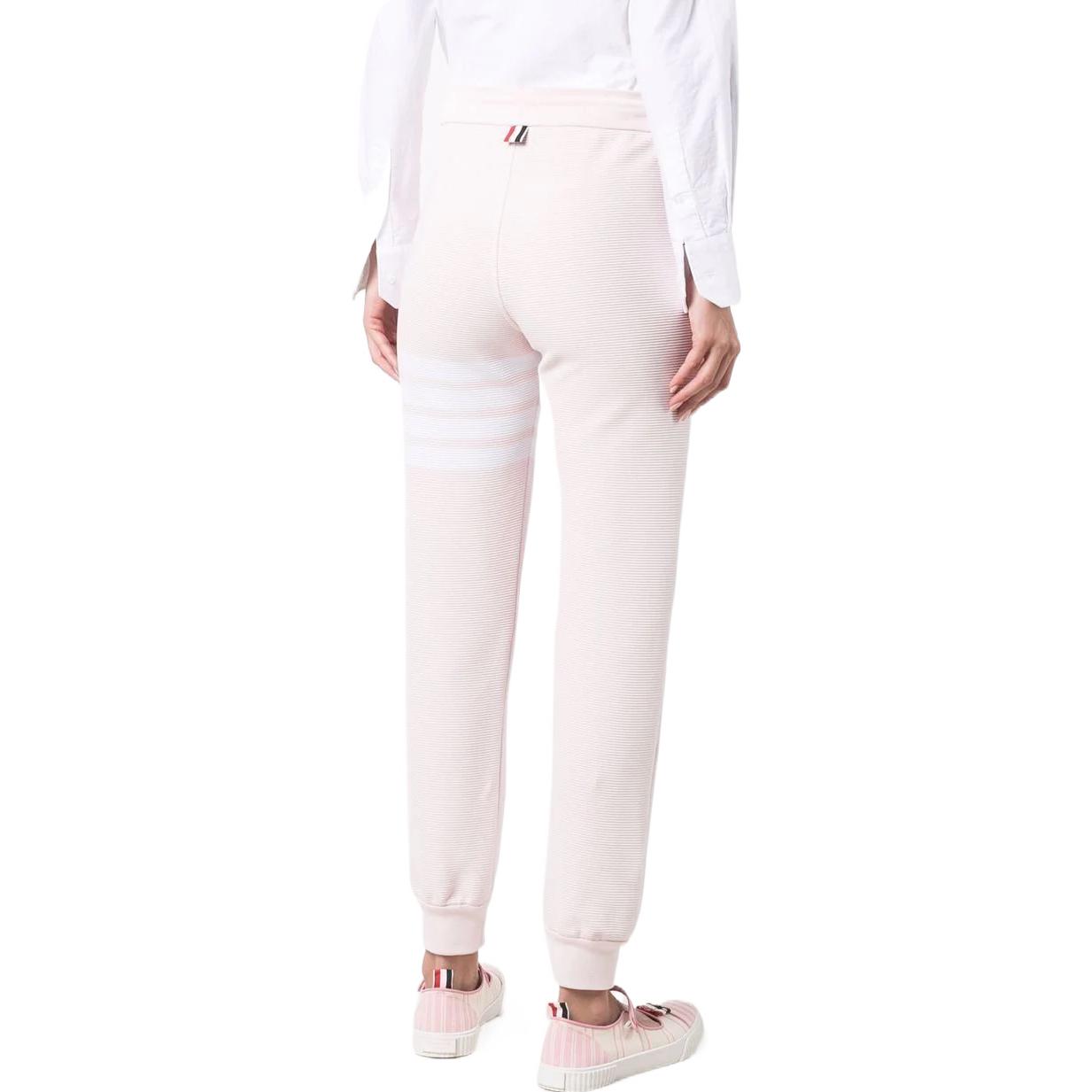 Shop (W) 톰 브라운 4-바 핑크 니트 조거 스웨트팬츠 드로스트링. FJQ069A-08138-680