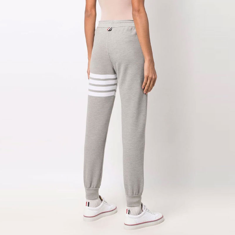 Shop (W) 톰 브라운 그레이 포바 스트라이프 레이스업 스웻팬츠. FJQ069A-08138-055