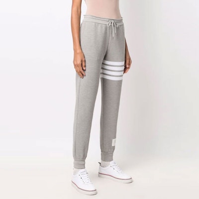 (W) 톰 브라운 그레이 포바 스트라이프 레이스업 스웻팬츠. FJQ069A-08138-055 Purchase (W) 톰 브라운 그레이 포바 스트라이프 레이스업 스웻팬츠. FJQ069A-08138-055