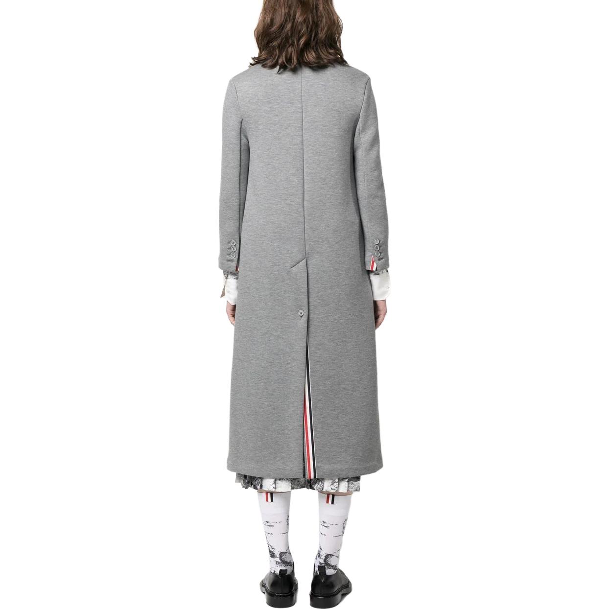 Lookbook (W) THOM BROWNE Abrigo Largo Gris de Un Solo Botón con Cuello de Solapa. FJT283AJ0059035