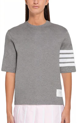 (W) THOM BROWNE Abu SS24 Four-Stripe T-Shirt Lengan Pendek Santai. FJS102G-07862 055 Buy (W) THOM BROWNE Abu SS24 Four-Stripe T-Shirt Lengan Pendek Santai. FJS102G-07862 055
