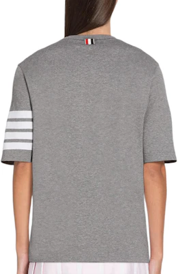 (W) THOM BROWNE Abu SS24 Four-Stripe T-Shirt Lengan Pendek Santai. FJS102G-07862 055 Lookbook (W) THOM BROWNE Abu SS24 Four-Stripe T-Shirt Lengan Pendek Santai. FJS102G-07862 055