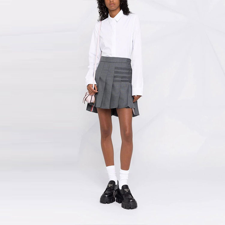 Lookbook (W) 톰 브라운 하이웨이스트 플리츠 미니스커트 그레이 4바 여름 캐주얼. FGC402A-04346-035