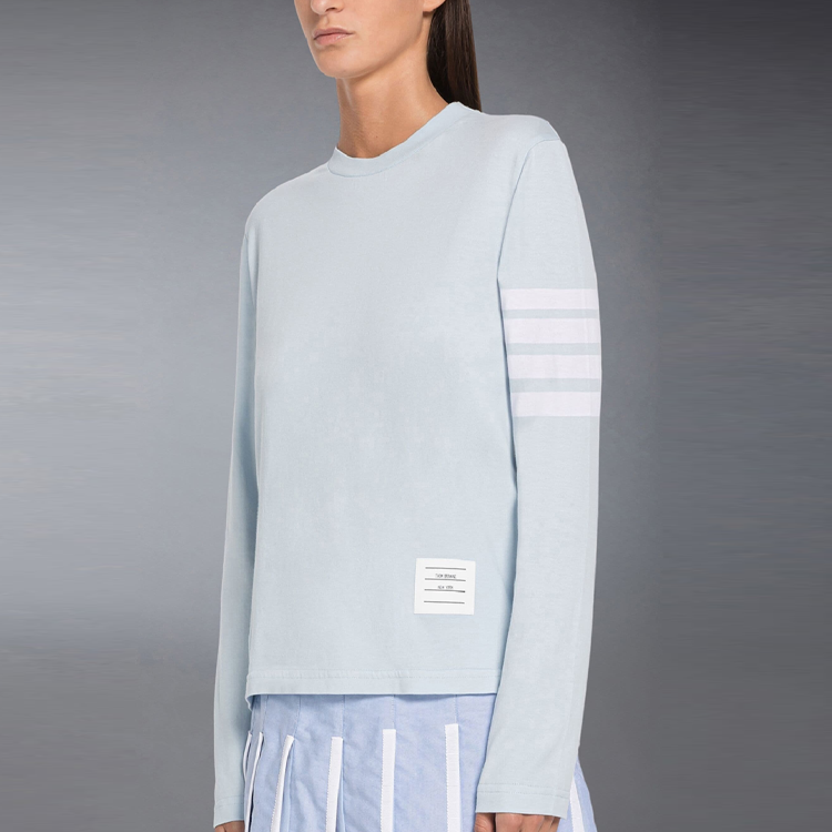 Shop (W) 톰 브라운 라이트 블루 4-바 스트라이프 코튼 풀오버 긴팔 티셔츠 FJS103G-07862-480