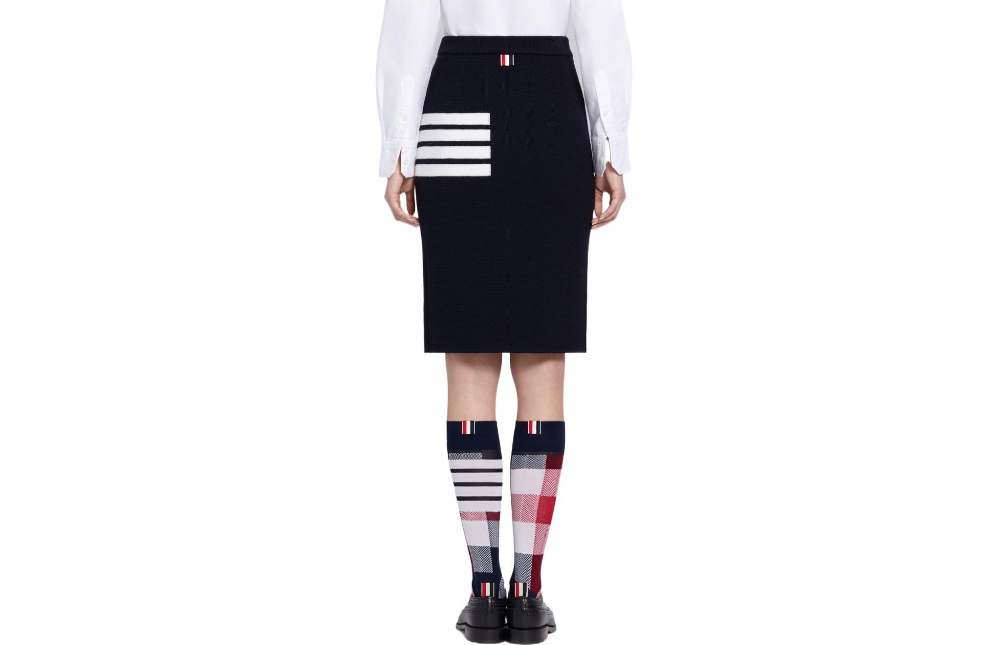 Lookbook (W) Falda de lana azul marino Thom Browne con cuatro rayas estilo urbano. FKK061A-00014-415