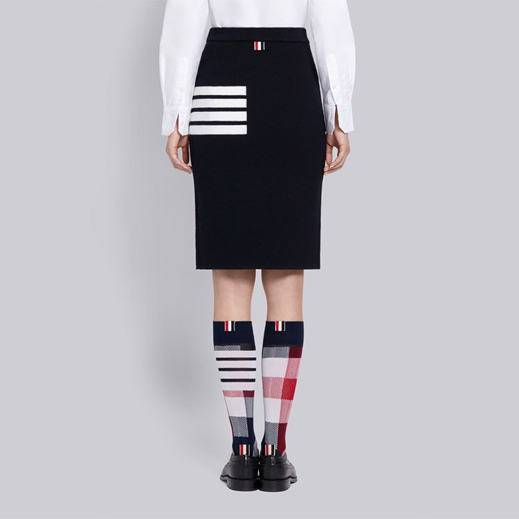 Details for (W) Falda de lana azul marino Thom Browne con cuatro rayas estilo urbano. FKK061A-00014-415