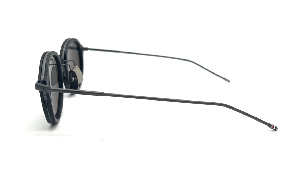 Shop (W) トムブラウン ラウンドブラックサングラス スリムテンプルデザイン仕様 UES011AG0003007