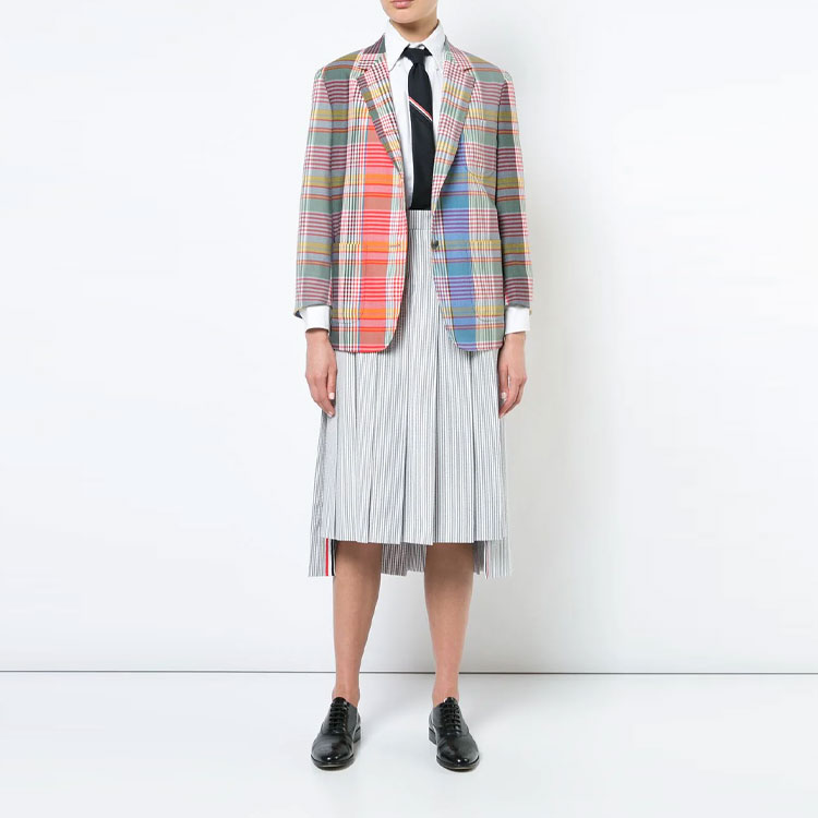 Shop (W) 톰 브라운 시어서커 스트라이프 비대칭 플리츠 맥시 스커트. FGC400A-00572-035