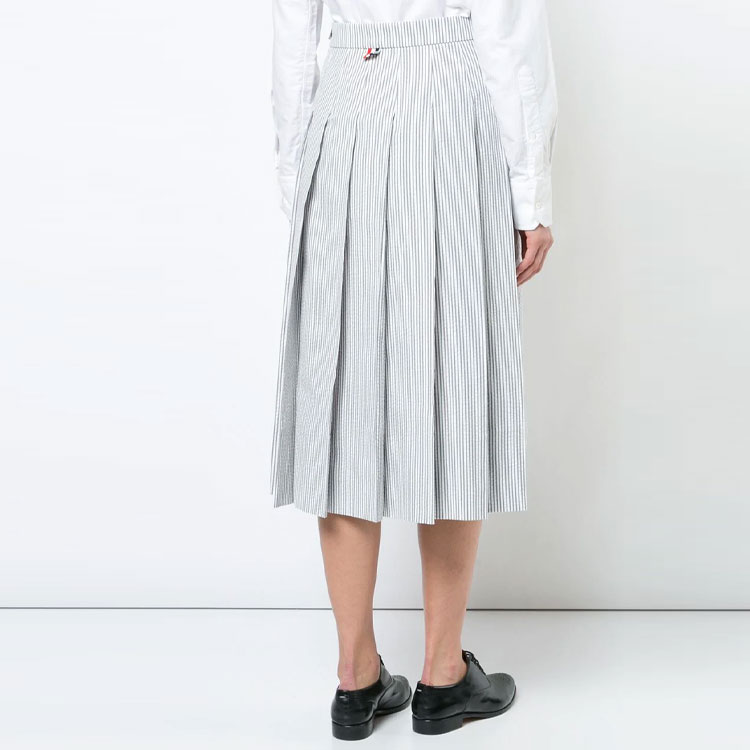 Purchase (W) 톰 브라운 시어서커 스트라이프 비대칭 플리츠 맥시 스커트. FGC400A-00572-035