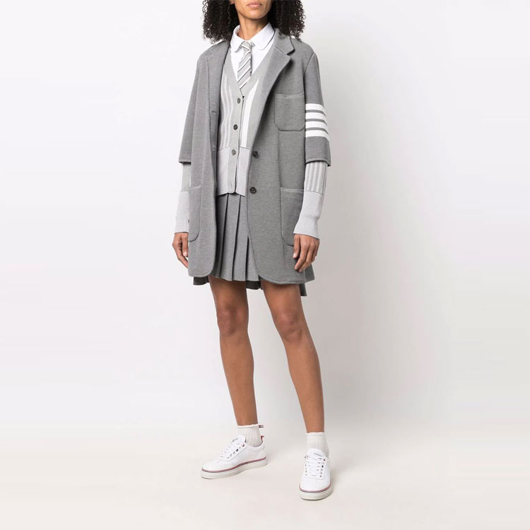 Lookbook (W) トムブラウン 4ストライプデザイン ソリッドプリーツスカート. FKK090A-Y3014-055