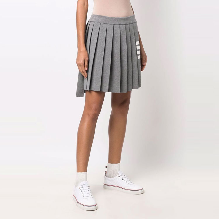 Shop (W) トムブラウン 4ストライプデザイン ソリッドプリーツスカート. FKK090A-Y3014-055