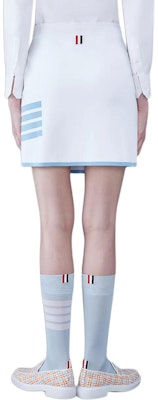 (W) Falda Mini Elástica Clásica 4 Rayas SS24 Blanca de THOM BROWNE. FKK122A-Y5502-100 Lookbook (W) Falda Mini Elástica Clásica 4 Rayas SS24 Blanca de THOM BROWNE. FKK122A-Y5502-100