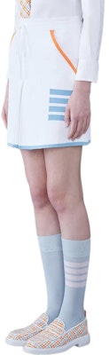 (W) Falda Mini Elástica Clásica 4 Rayas SS24 Blanca de THOM BROWNE. FKK122A-Y5502-100 Shop (W) Falda Mini Elástica Clásica 4 Rayas SS24 Blanca de THOM BROWNE. FKK122A-Y5502-100
