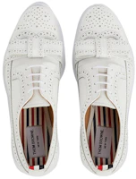 Shop THOM BROWNE 輕質蝴蝶結飾布洛克長翼女款休閒皮鞋 白色