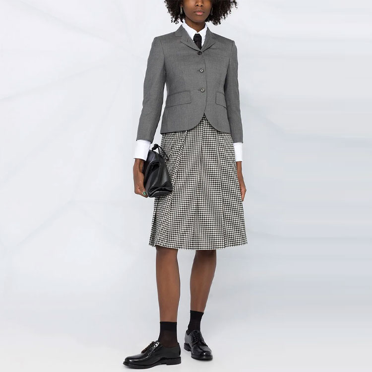 Shop (W) 톰 브라운 FW21 그레이 싱글 브레스티드 노치드 라펠 블레이저. FBC010V-00626-035