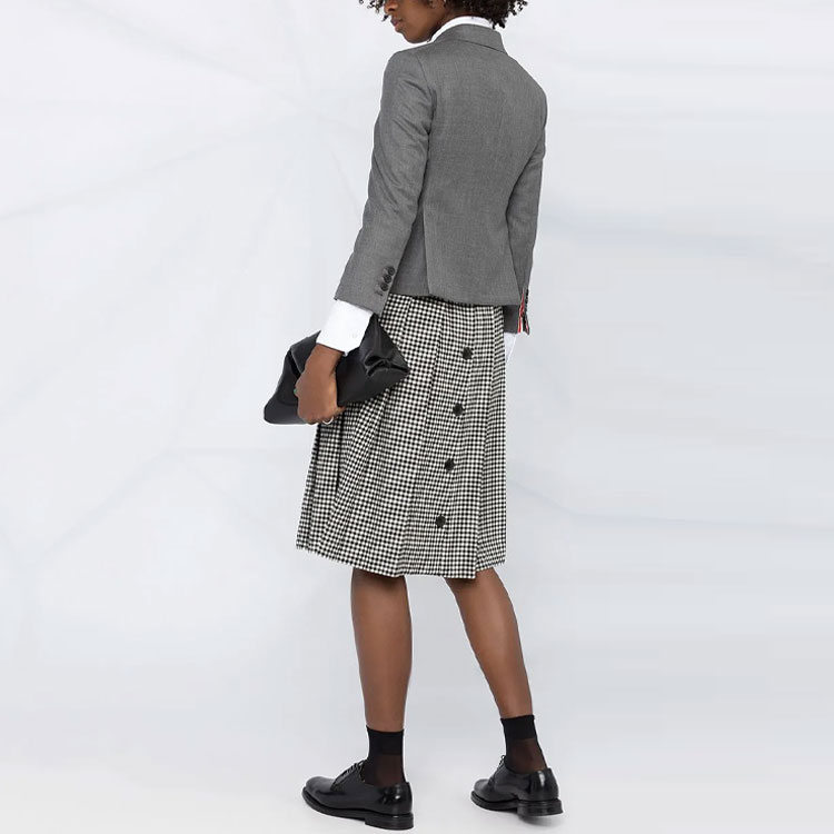 Purchase (W) 톰 브라운 FW21 그레이 싱글 브레스티드 노치드 라펠 블레이저. FBC010V-00626-035